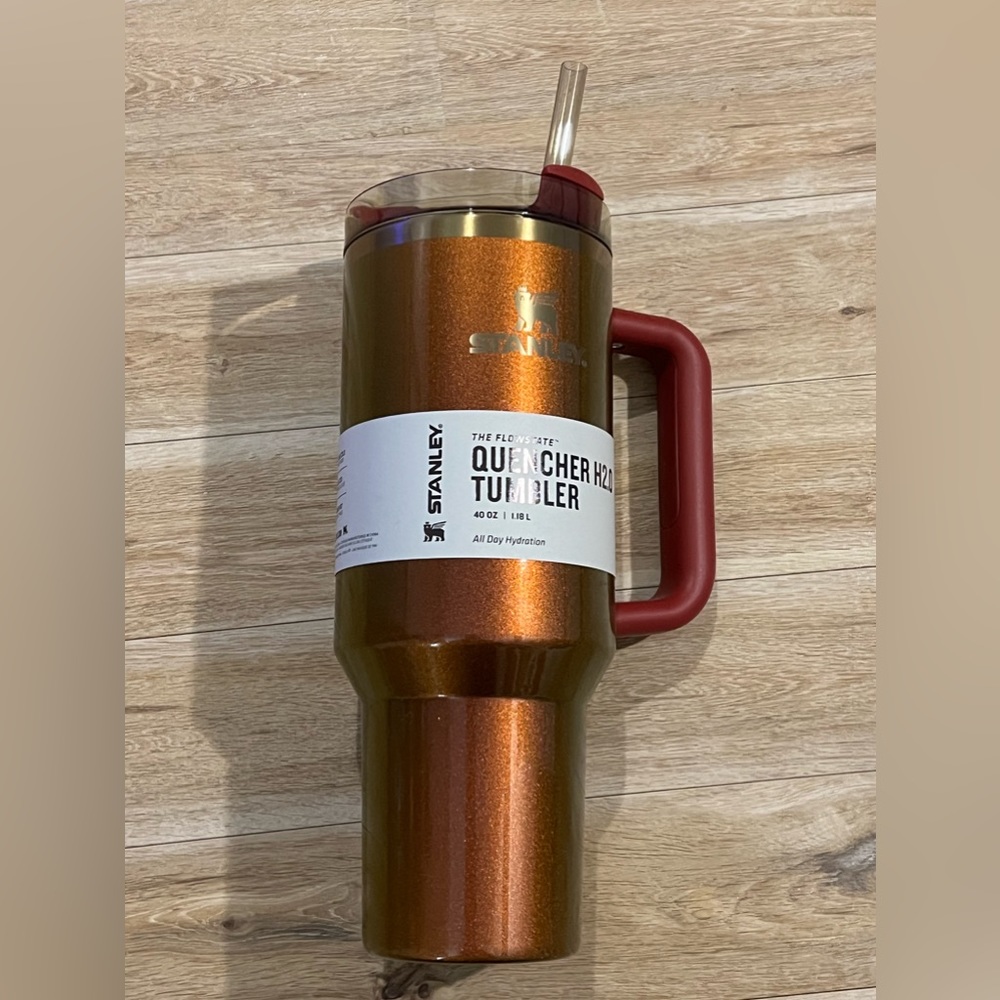Stanley × Lainey Wilson Country Gold Quencher
(NWT
H2.0 40OZ FlowState Tumbler